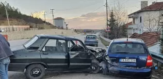 Çorum'un Bayat ilçesinde 2 otomobilin çarpışması sonucu 3 kişi yaralandı