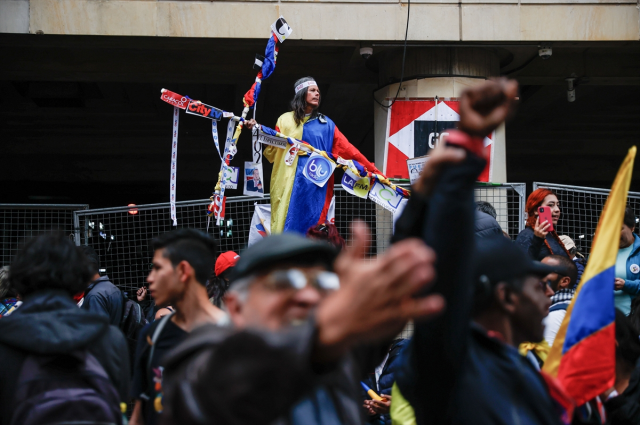 Darbe iddiası Kolombiya'yı karıştırdı! Cumhurbaşkanı Petro'nun çağrısında binlerce kişi sokağa indi