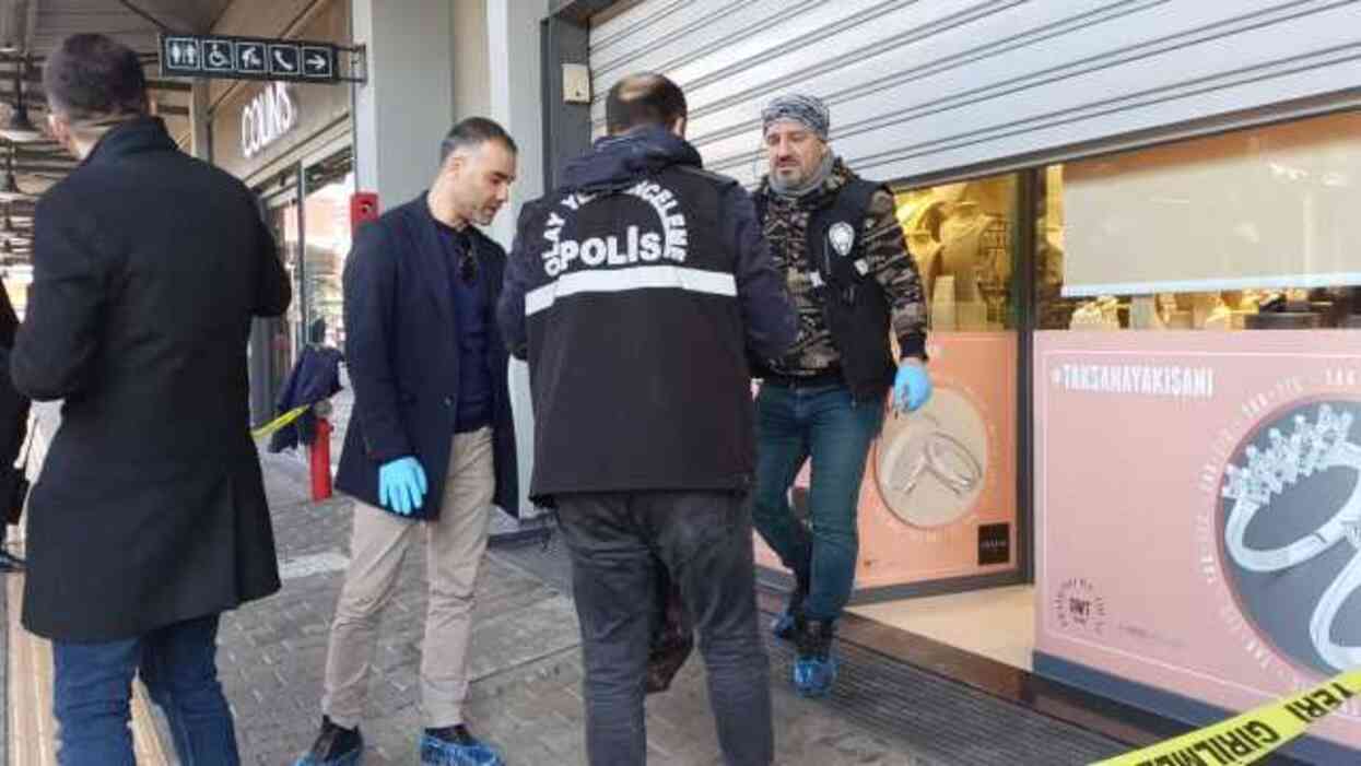 Film gibi soygun! Çatıdaki havalandırmadan girip kuyumcu dükkanını boşalttılar Film gibi soygun! Çatıdaki havalandırmadan girip kuyumcu dükkanını boşalttılar