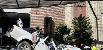 Çeşme'de devrilen pikap kazasında genç sürücü hayatını kaybetti