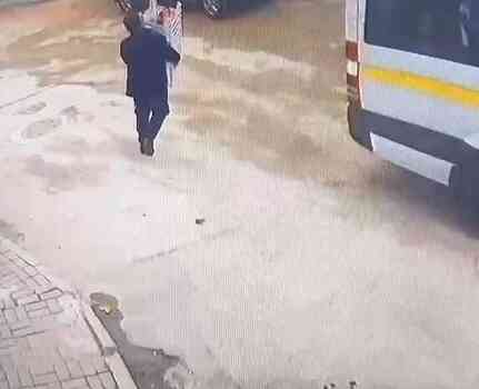 Cemaatin ayakkabılarını tek tek denedi: Pişkin hırsız kameralara yakalandı Cemaatin ayakkabılarını tek tek denedi: Pişkin hırsız kameralara yakalandı