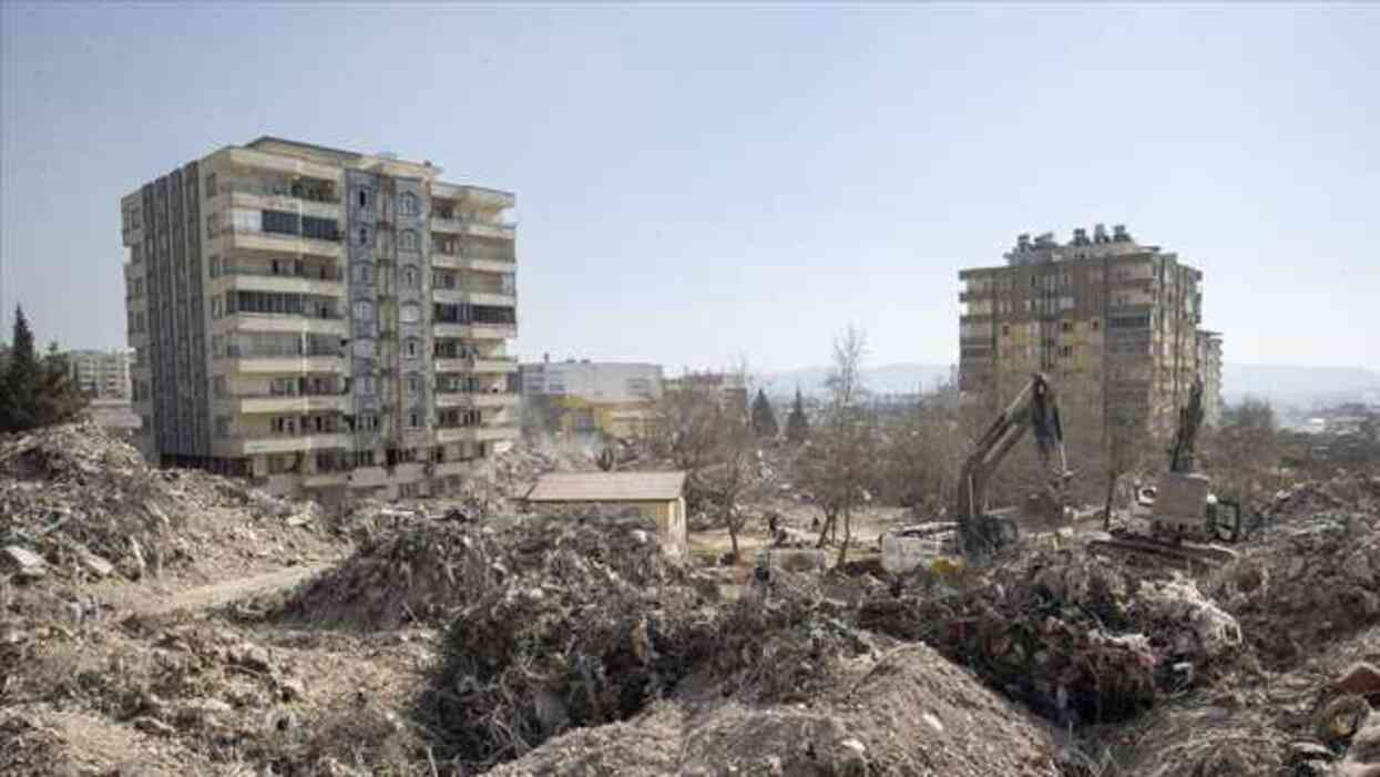 Ebrar Sitesi'nden sağ çıkan vatandaş konuştu: 'Burayı bize depreme dayanıklı diyerek sattılar' Ebrar Sitesi'nden sağ çıkan vatandaş konuştu: 'Burayı bize depreme dayanıklı diyerek sattılar'