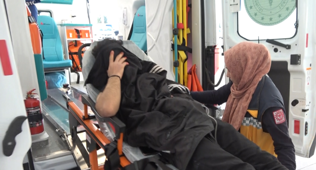 Afganistan uyruklu 6 kişi önünü kestikleri 2 genci bıçak ve kemerle yaraladı