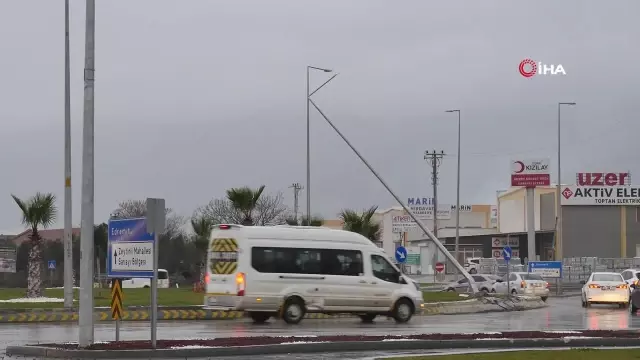 Balıkesir'de döner kavşağa hızlı giren otobüs devrildi: 1 ölü, 1'i ağır 20 yaralı