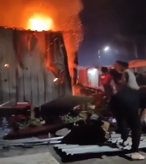 Hatay'da depremzedelerin yaşadığı konteyner kentte korkutan yangın