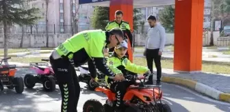 Amasya'da İlkokul Öğrencisi Oğuz Kağan Mıkkırdı Trafik Polisi Olma Hayalini Gerçekleştirdi