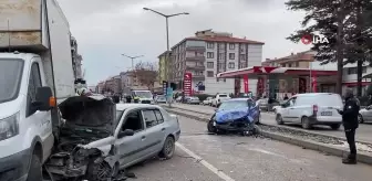 Ankara'da zincirleme trafik kazası: Araçlardan biri park halindeki kamyonun altına girdi: 5 yaralı