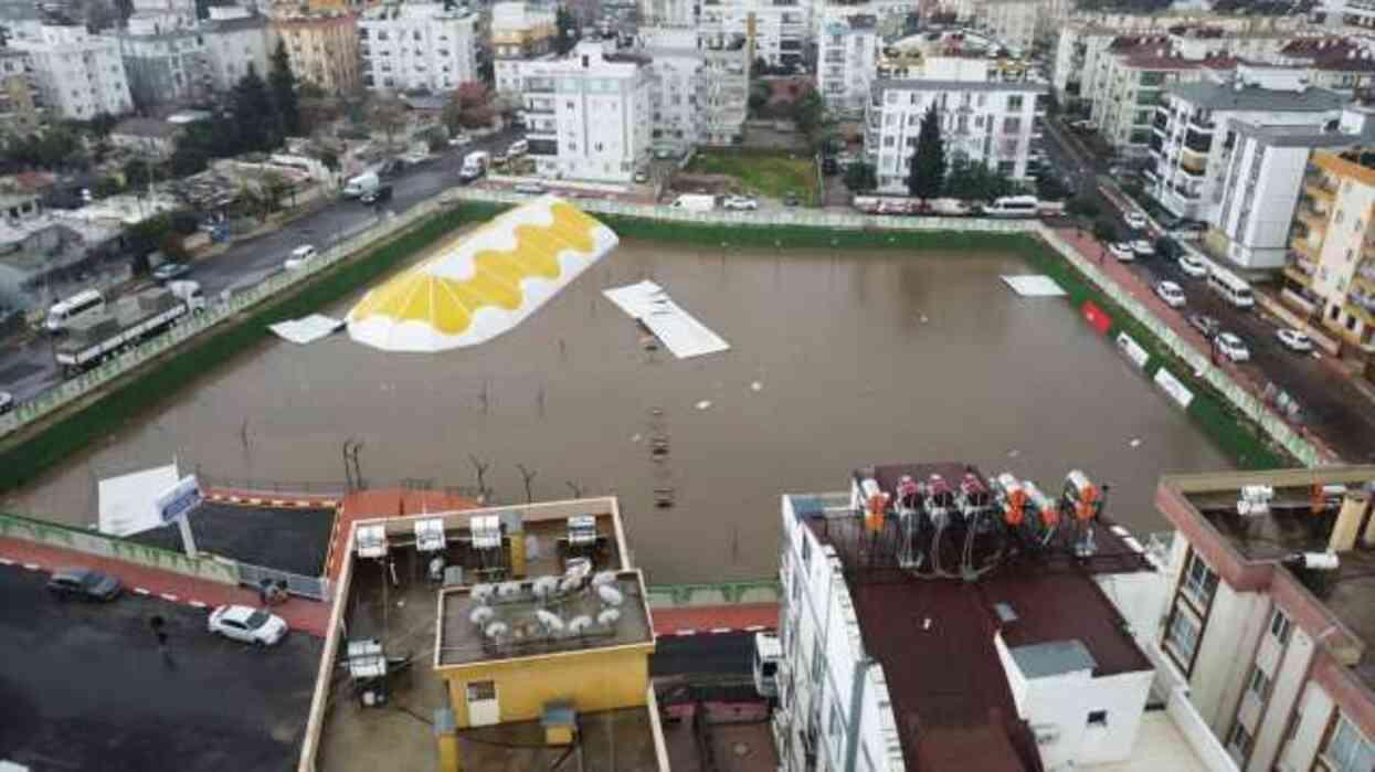 Antalya'da sel nedeniyle 1 kişi hayatını kaybetti, 3 ilçede okullar yarın da tatil Antalya'da sel nedeniyle 1 kişi hayatını kaybetti, 3 ilçede okullar yarın da tatil