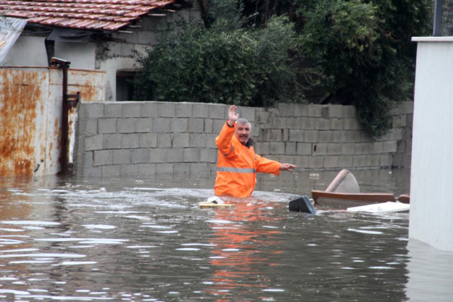 Görüntü sele teslim olan Antalya'dan! Gebizli Mahallesi resmen sular altında kaldı