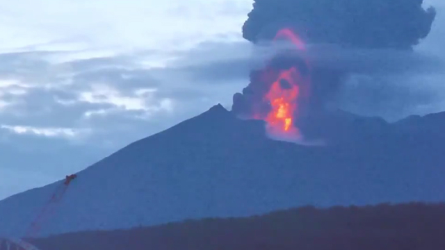 Japonya'daki Sakurajima Yanardağı'nda patlama! Küller 5 bin metre yükseldi, binalarda hasar meydana geldi