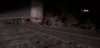 Yamaçtan kopan kayalar tıra isabet etti: Sürücü heyelan altında kalmaktan son anda kurtuldu