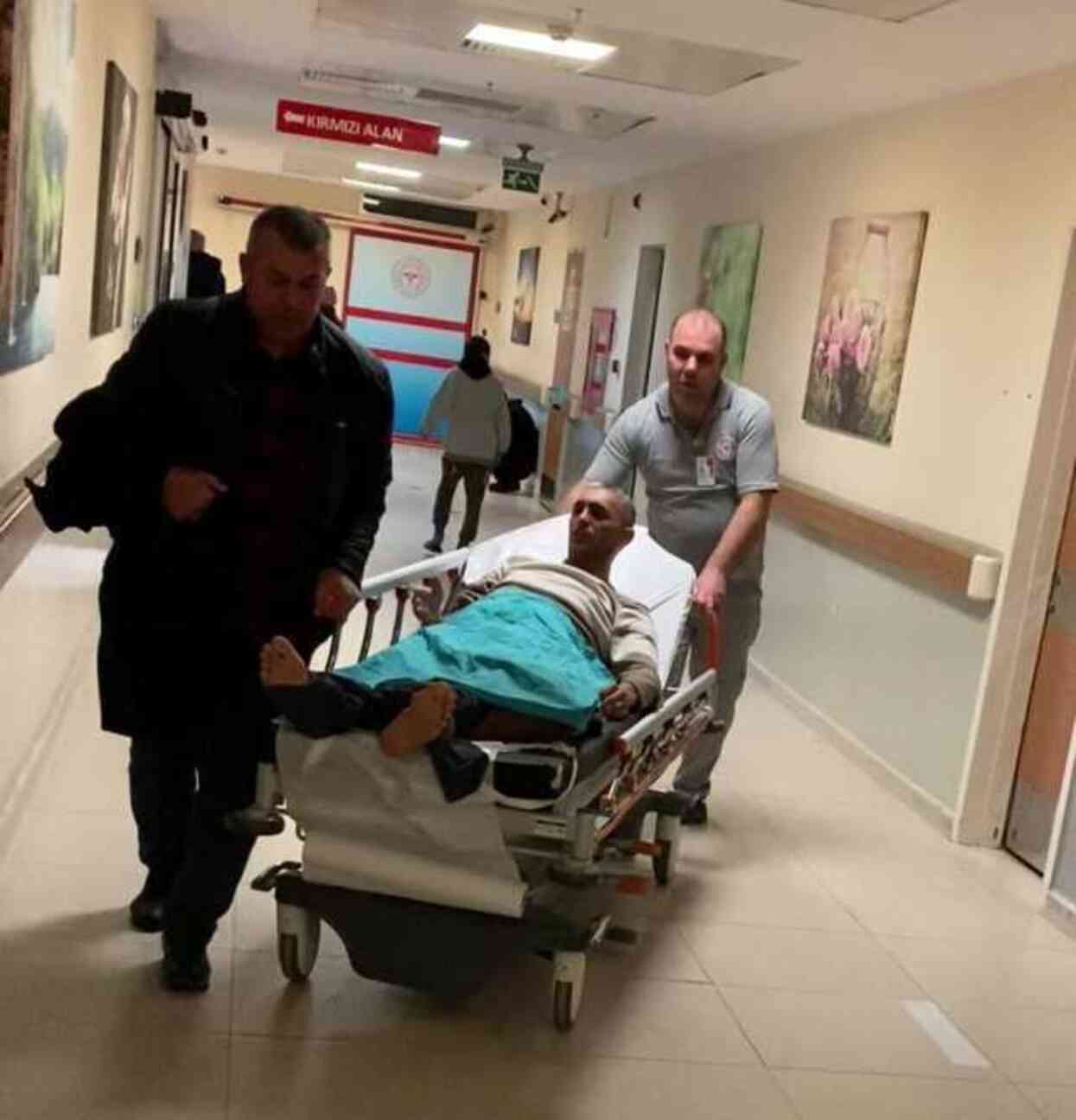 Yol kenarında tuvaletini yapan adam kurşunların hedefi oldu Yol kenarında tuvaletini yapan adam kurşunların hedefi oldu