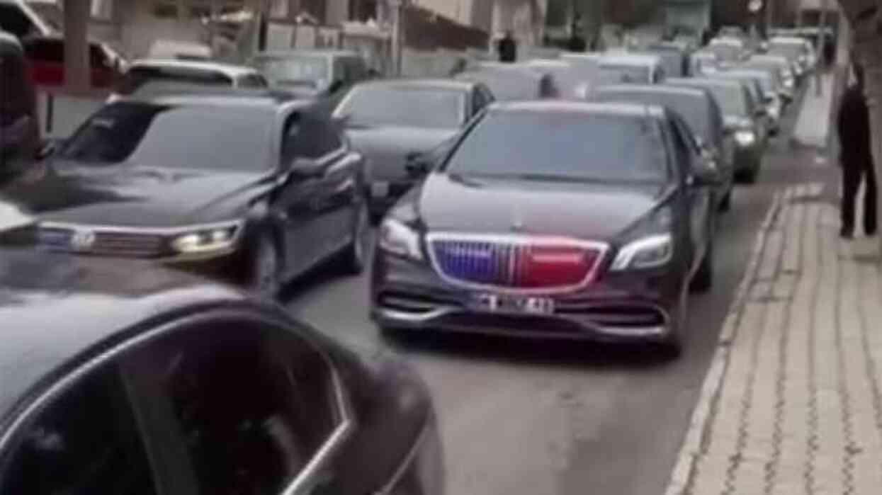 ABB Başkanı Mansur Yavaş'tan seçimdeki rakibi Turgut Altınok'a 'çakarlı araç' göndermesi ABB Başkanı Mansur Yavaş'tan seçimdeki rakibi Turgut Altınok'a 'çakarlı araç' göndermesi