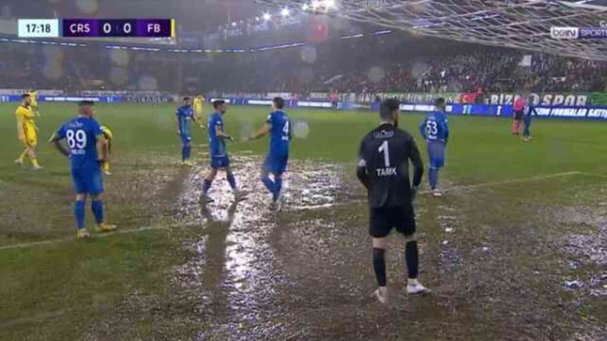 Yorumu size bırakıyoruz! İşte Rizespor-Fenerbahçe maçının oynandığı zemin Yorumu size bırakıyoruz! İşte Rizespor-Fenerbahçe maçının oynandığı zemin