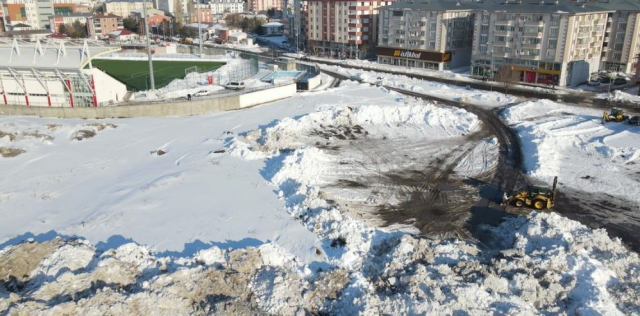 Ardahan'da 55 yıllık kar rekoru! Kamyonlarla şehir dışına taşınıyor