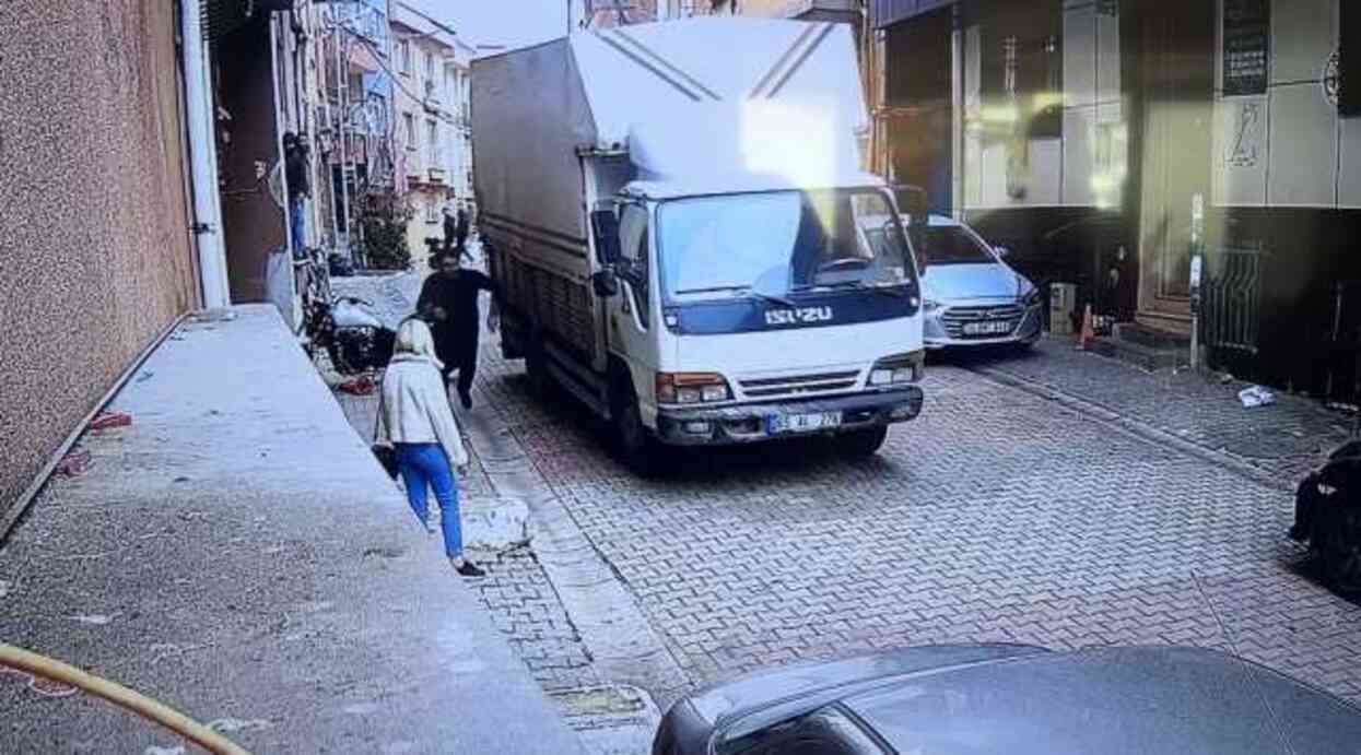 Dehşet anları kamerada! Kayan kamyoneti durdurmaya çalışan şoför, 2 aracın arasında sıkıştı Dehşet anları kamerada! Kayan kamyoneti durdurmaya çalışan şoför, 2 aracın arasında sıkıştı