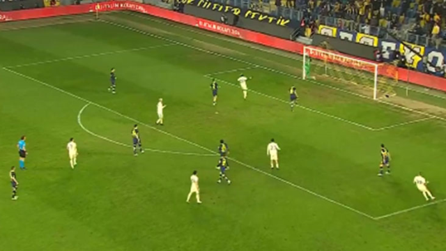 Kimse ne olduğunu anlayamadı! Galatasaray'ın eski yıldızından Fenerbahçe'ye mükemmel gol