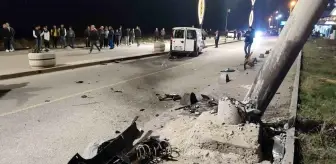 Elektrik direğine çarpan araçta 4 kişi yaralandı