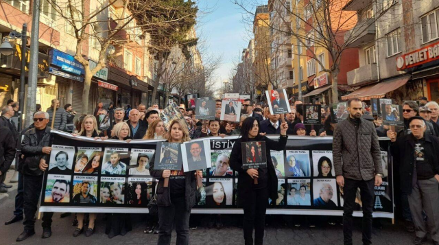 Çorlu tren kazası davası 25 Nisan'a ertelendi! Aileler 'Hak, hukuk, adalet' sloganları attı