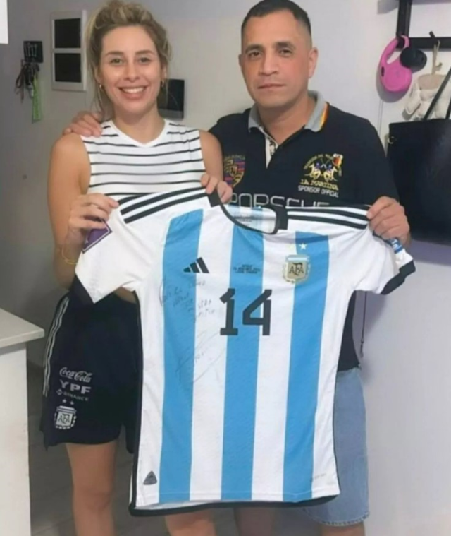 Ayrı yaşadığı eşi, faturalarını ödemek için Arjantinli futbolcu Ezequiel Palacios'ın 2022 dünya kupasında giydiği forma ve madalyasını sattı