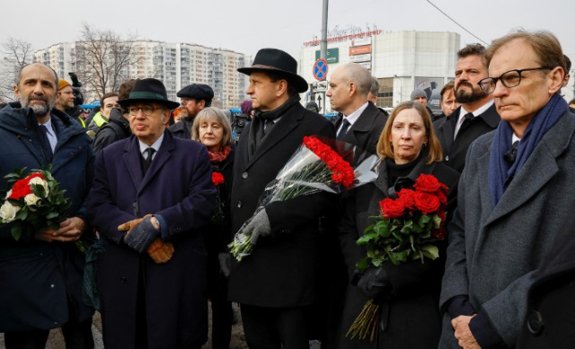 Yoğun güvenlik önlemlerine rağmen Rus muhalif Aleksey Navalni'nin cenaze törenine yüzlerce kişi katıldı