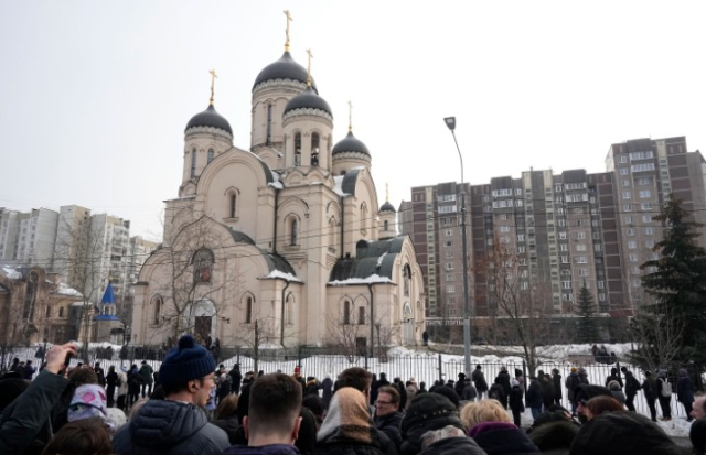Yoğun güvenlik önlemlerine rağmen Rus muhalif Aleksey Navalni'nin cenaze törenine yüzlerce kişi katıldı