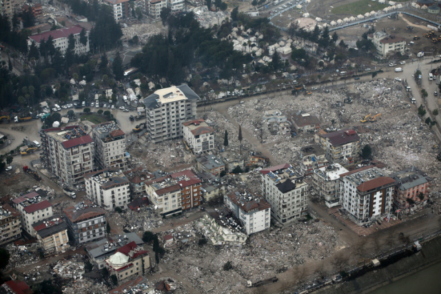 CHP'nin Hatay adayı Lütfü Savaş'a depremzede kadından sert tepki: Ben cenazelerimi gömerken neredeydin?