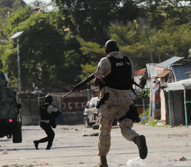 4 bin mahkumun firar ettiği Haiti'de çeteler Başbakan Henry'nin görevden alınmasını istiyor