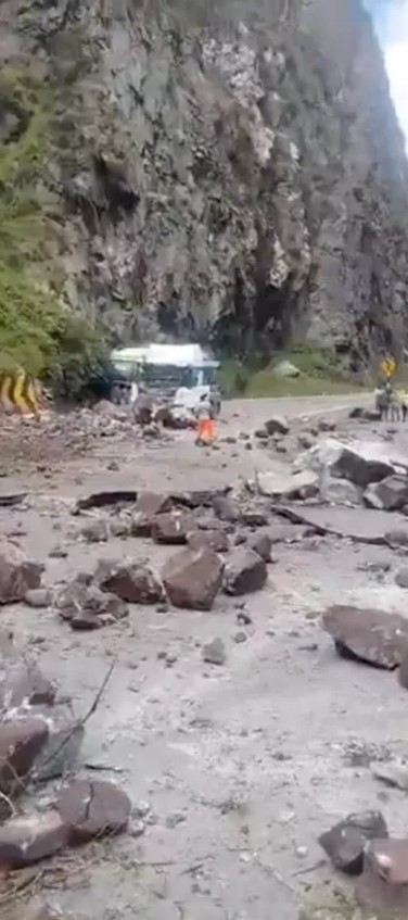 ABD'de dev kaya parçaları kamyonları ezdi: Şoförler mucizevi şekilde kurtuldu