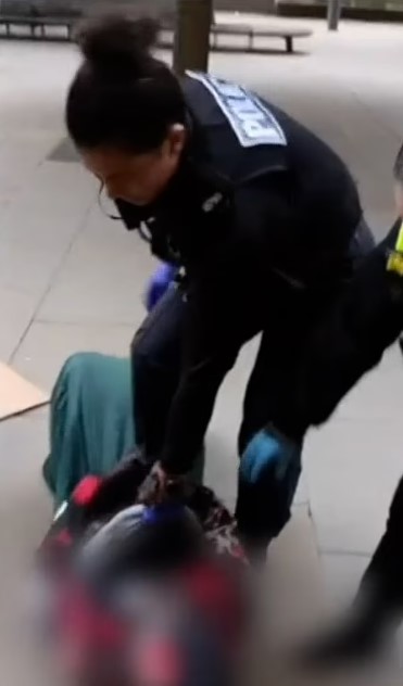 İngiltere'de kadın polis, Sudanlı evsiz adamı defalarca karnından tekmeleyerek hastanelik etti