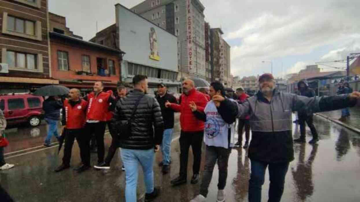 İzmir Büyükşehir Belediyesi'nin zam teklifini kabul etmeyen işçiler sokağa indi