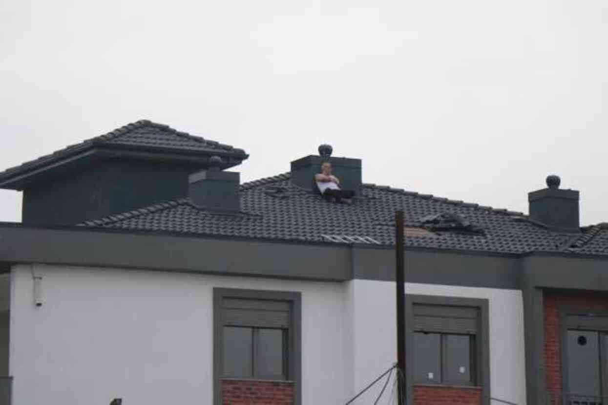 Sakarya'da çatıya çıkıp rastgele ateş açan eski polis memuru, ekipleri alarma geçirdi Sakarya'da çatıya çıkıp rastgele ateş açan eski polis memuru, ekipleri alarma geçirdi