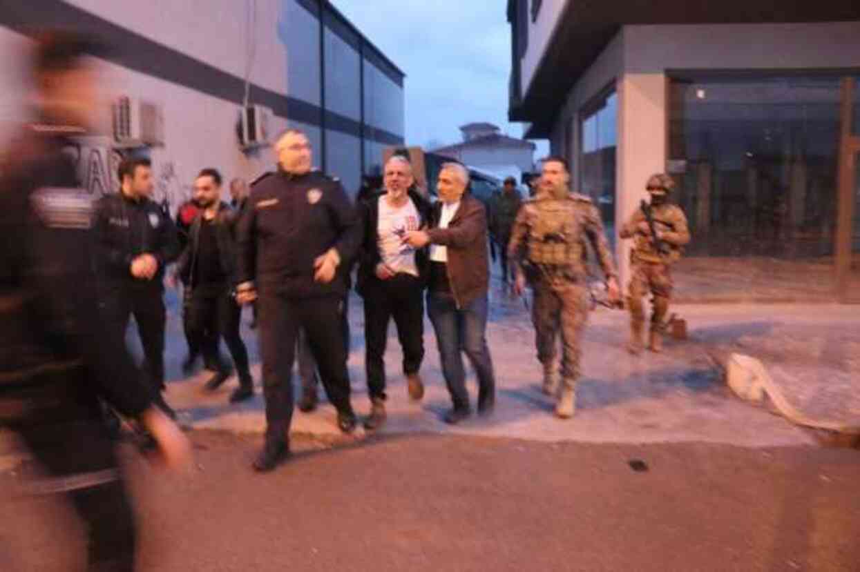 Sakarya'da çatıya çıkıp rastgele ateş açan eski polis memuru, ekipleri alarma geçirdi Sakarya'da çatıya çıkıp rastgele ateş açan eski polis memuru, ekipleri alarma geçirdi