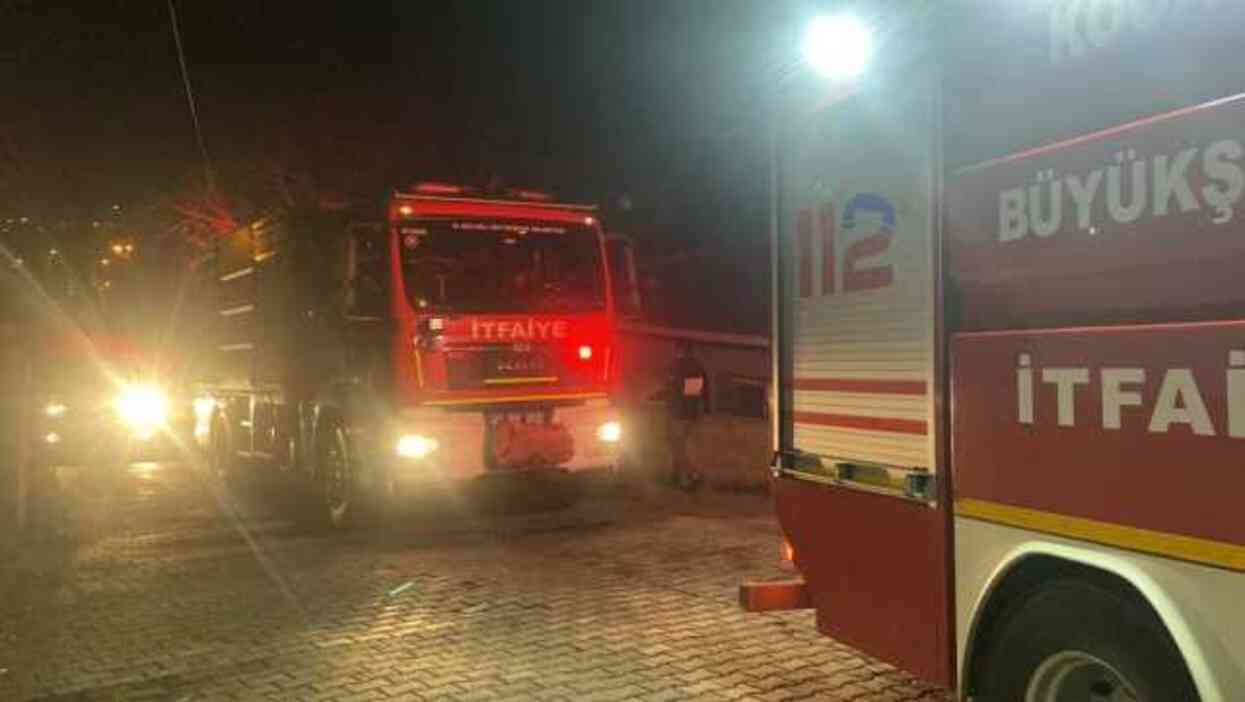 Ailesinin evini benzin döküp ateşe verdi Ailesinin evini benzin döküp ateşe verdi