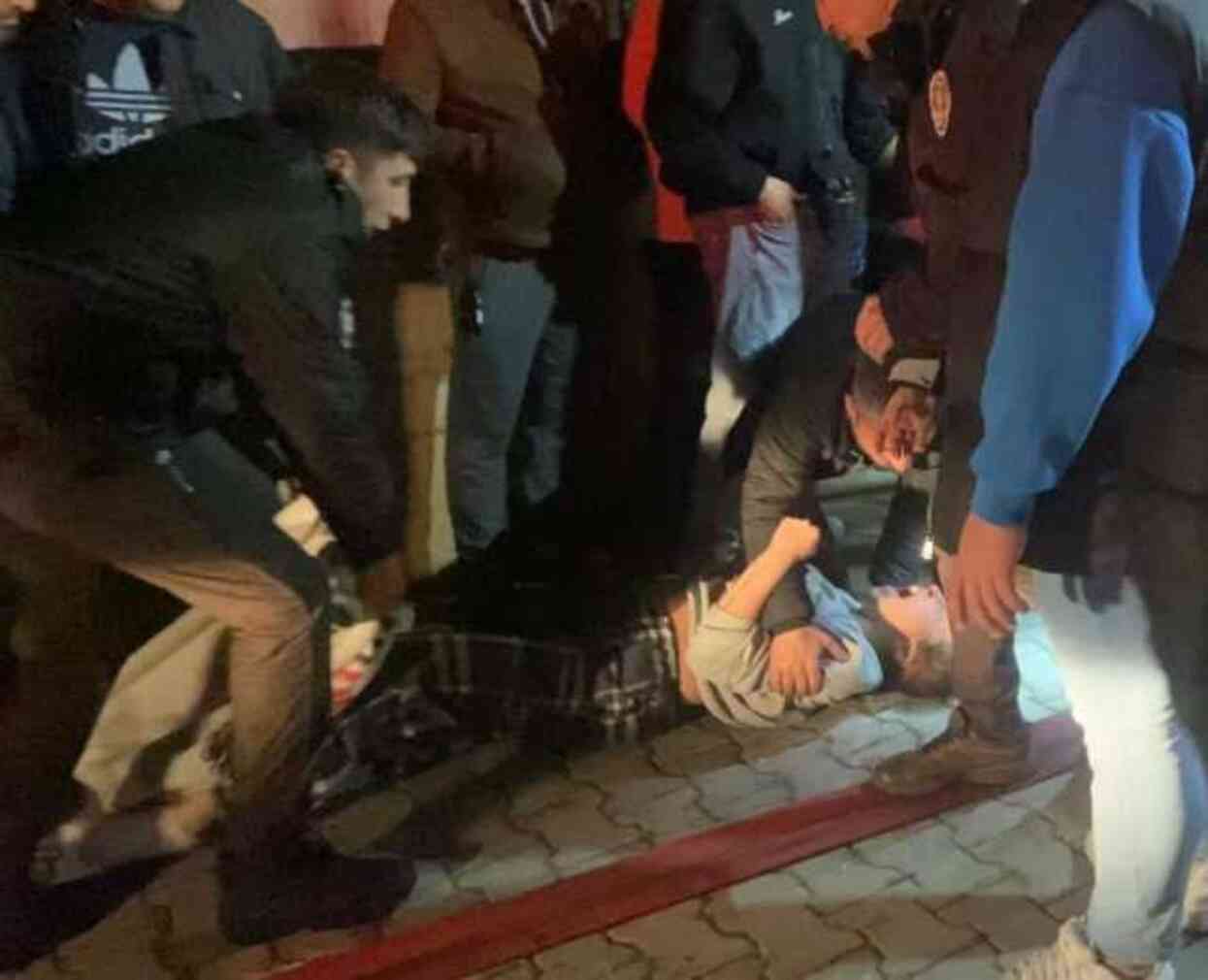 Ailesinin evini benzin döküp ateşe verdi Ailesinin evini benzin döküp ateşe verdi