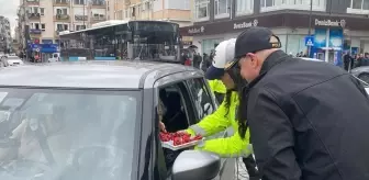 Çanakkale'de Polislerden Kadın Sürücülere Çikolata İkramı