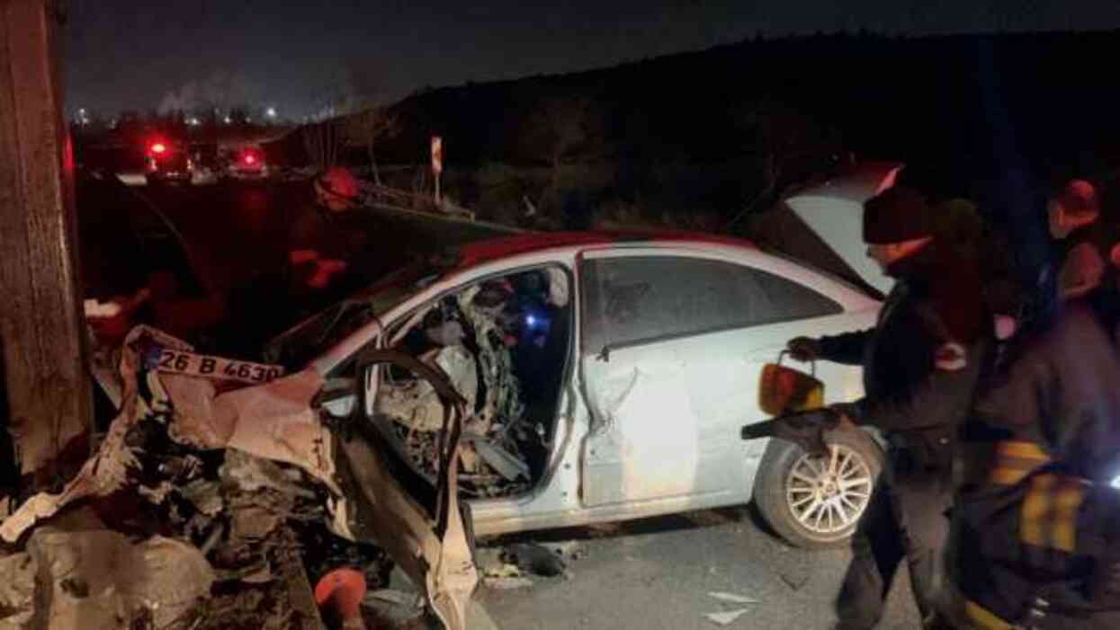 Trafik levhasına çarpan aracın kilometresi 190'da takılı kaldı: 1 ölü Trafik levhasına çarpan aracın kilometresi 190'da takılı kaldı: 1 ölü