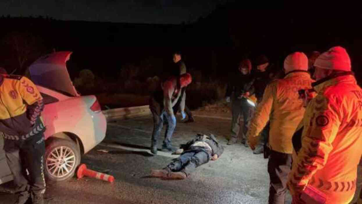 Trafik levhasına çarpan aracın kilometresi 190'da takılı kaldı: 1 ölü Trafik levhasına çarpan aracın kilometresi 190'da takılı kaldı: 1 ölü