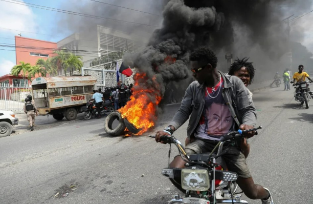 Çete üyelerinin neredeyse kontrolün tamamını ele geçirdiği Haiti'nin başkentinde caddeler cesetlerle dolmaya başladı