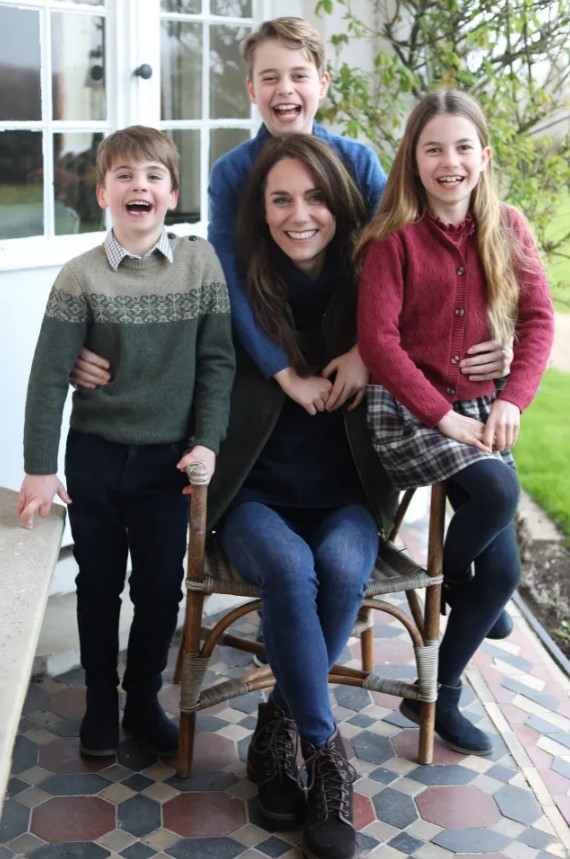 Prenses Kate Middleton, Anneler Günü fotoğrafını düzenlendiği itiraf edip özür diledi