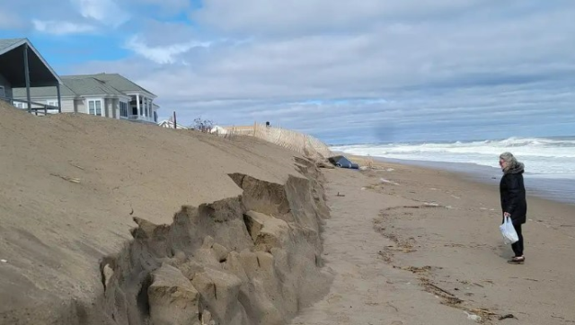 Amerika Birleşik Devletleri'nde dalgaları kesmesi için inşa edilen 500, 000 dolarlık kum şeridi üç gün içinde yok oldu