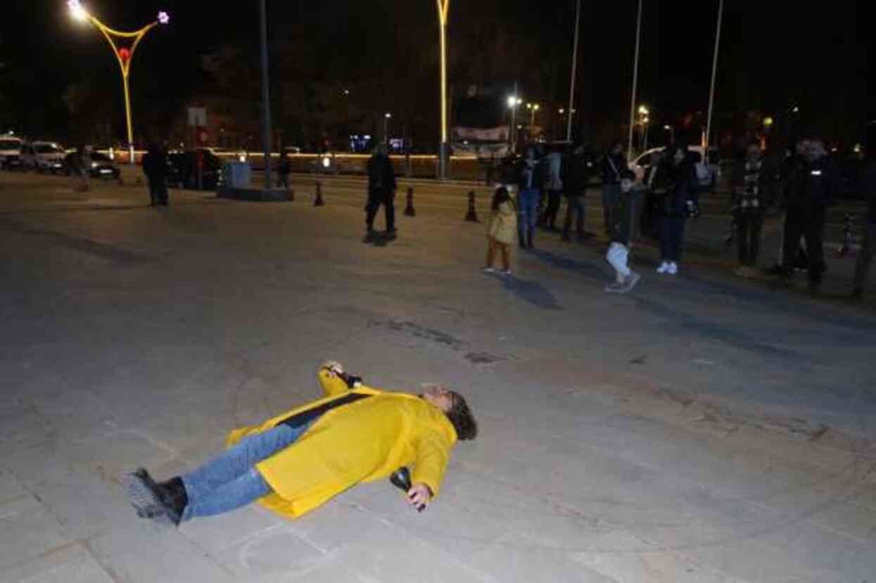 Erzincan depremini performansla hatırlatmak isteyen akademisyeni 'ölü' sanarak ihbarda bulundular Erzincan depremini performansla hatırlatmak isteyen akademisyeni 'ölü' sanarak ihbarda bulundular