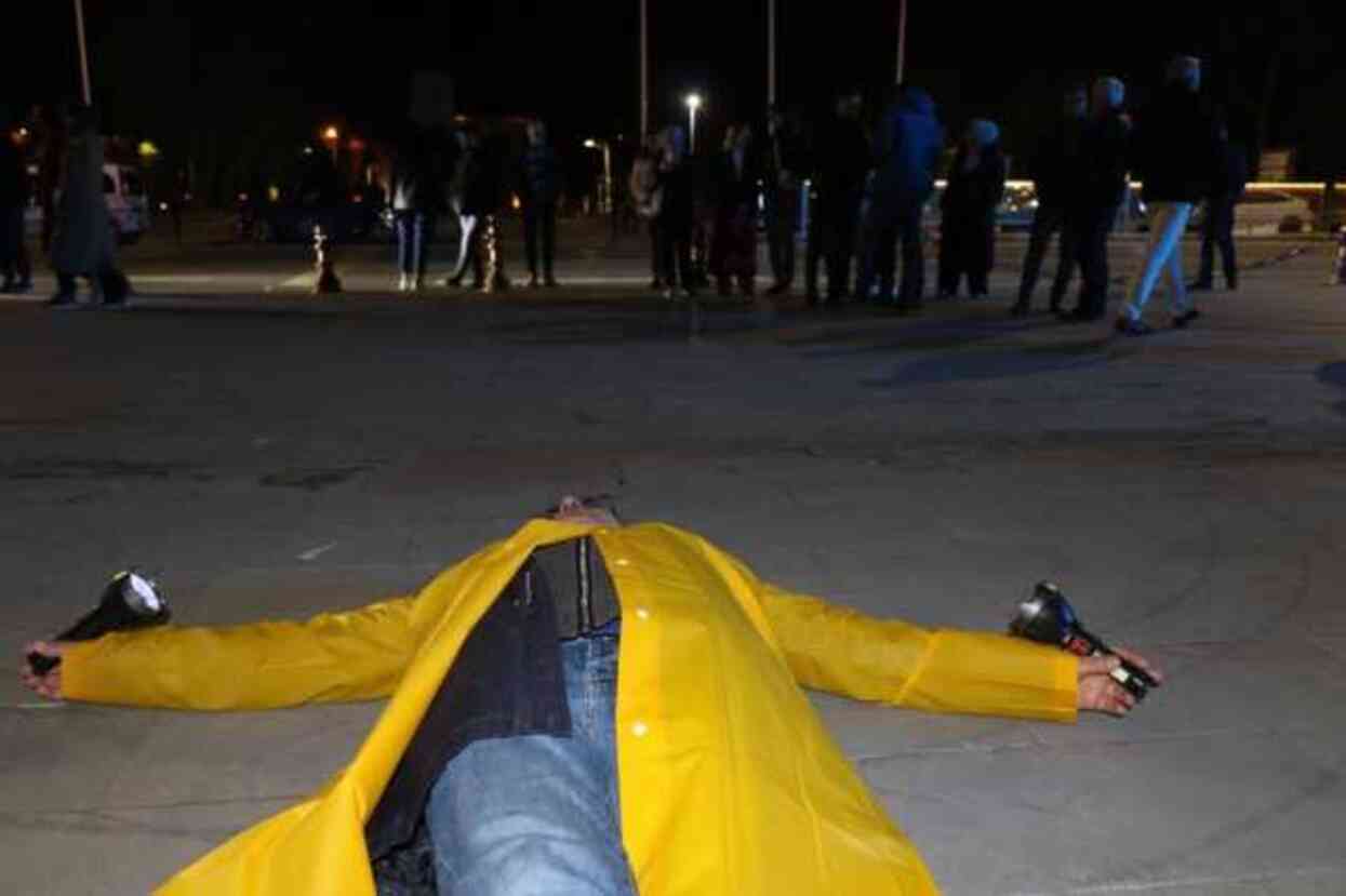 Erzincan depremini performansla hatırlatmak isteyen akademisyeni 'ölü' sanarak ihbarda bulundular Erzincan depremini performansla hatırlatmak isteyen akademisyeni 'ölü' sanarak ihbarda bulundular