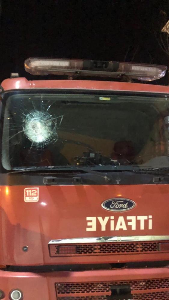 PKK terör örgütü yandaşları itfaiye aracına saldırdı