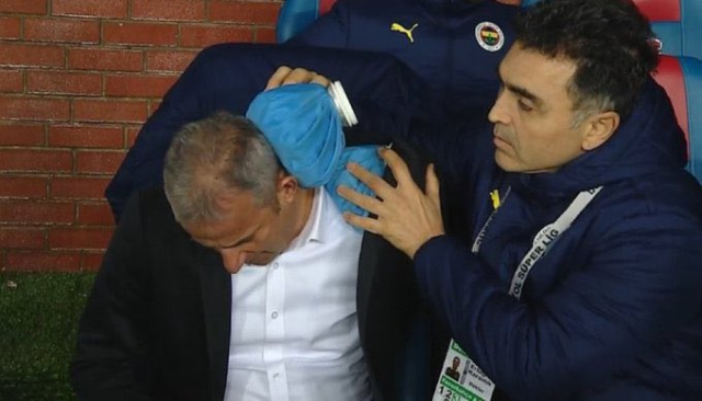 Trabzonspor maçında İsmail Kartal'a yabancı madde isabet etti