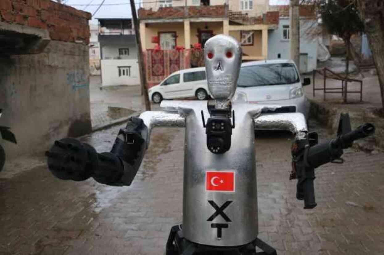 Siirtli kaşif, yapay zekalı robot asker üretti Siirtli kaşif, yapay zekalı robot asker üretti