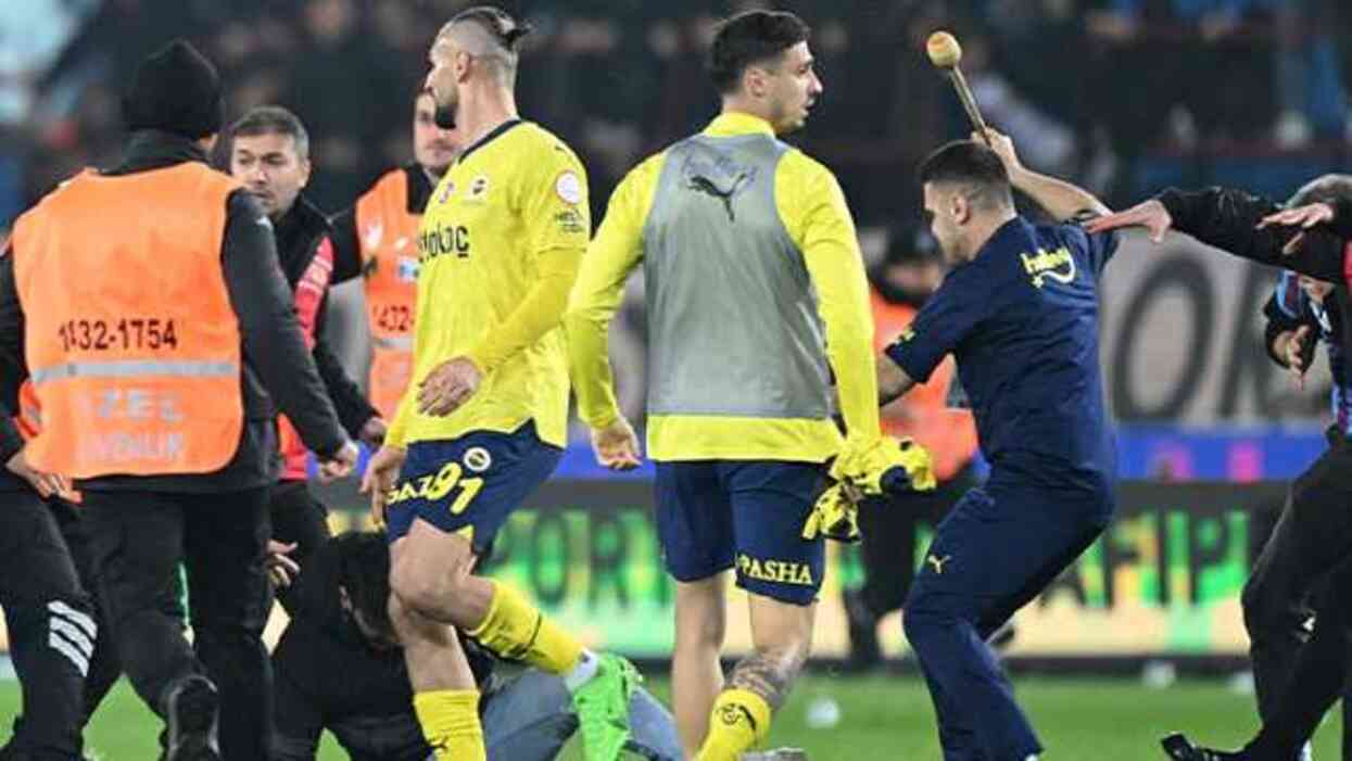 Olaylı maçta yeni gelişme! Osayi Samuel'in yumrukladığı maskeli taraftarın kim olduğu ortaya çıktı Olaylı maçta yeni gelişme! Osayi Samuel'in yumrukladığı maskeli taraftarın kim olduğu ortaya çıktı