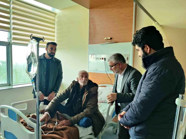 Diyarbakır'da Hastane Ziyareti Sonrası Seccade ve Kitap Dağıtıldı