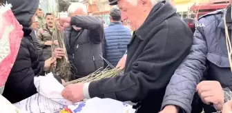 Cuma namazı çıkışında vatandaşlara 2 bin fidan dağıtıldı