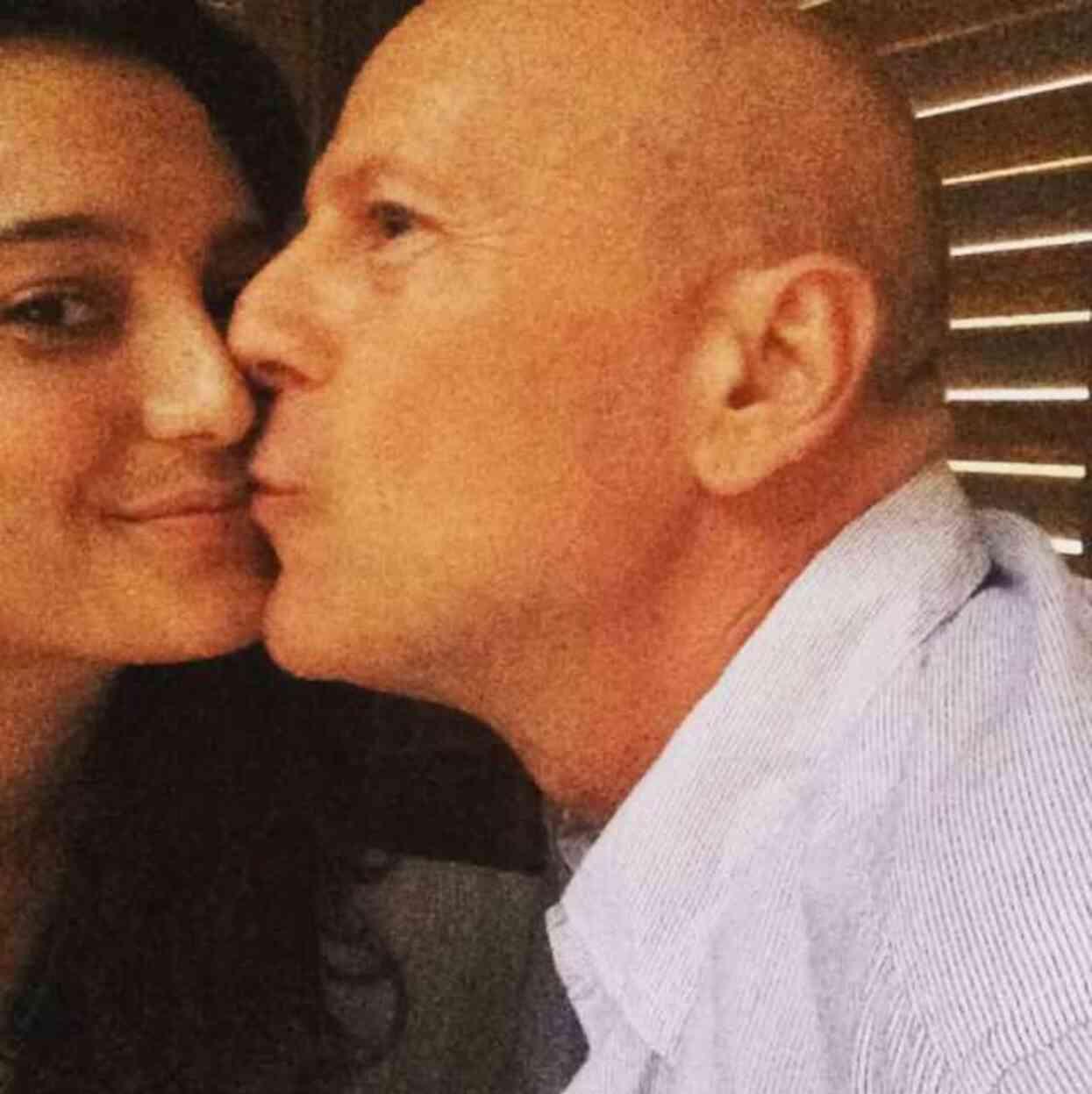 Demans ile mücadele eden oyuncu Bruce Willis'in karısı Emma Heming,15.evlilik yıldönümlerini duygusal bir fotoğrafla paylaşarak kutladı